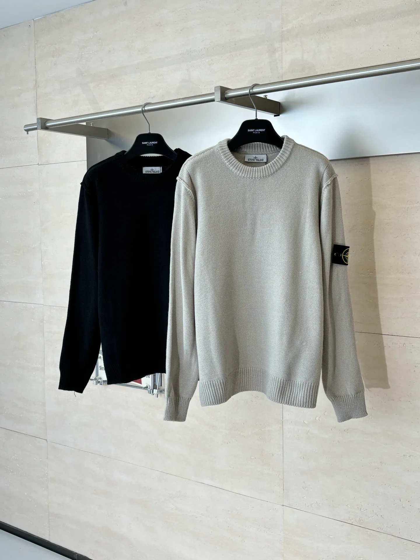 P410 Stone islan*/stone island solid color basic armband round neck knitted sweater. The original version was purchased and developed by 2488. The fabric is made of wool yarn blended nylon. The overall comfort is more skin-friendly than the original version. The YB upper body is particularly tight. We adjusted the overall feel and skin-friendly feeling based on the original wool yarn quality. Both are more comfortable and breathable than the ZP upper body. There is no difference between the stripes and the original version. And it can be done with full grade. Supports random detection of wool content. We ensure that every item our customers receive is of high quality. It also needs to be taken to the tatting factory for secondary processing. Stone Island armband, the overall wiring is straight and delicate, the fabric is comfortable and soft, the color is consistent without color difference Size: S/M/L/XL